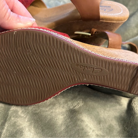 Clark’s wedge like new shoes red and tan - Picture 2 of 4